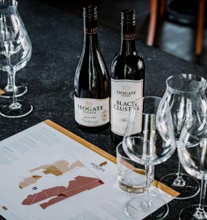 一张桌子上有两瓶酒和酒杯