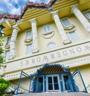 budova s cedulí hostince Stonewall