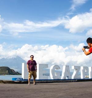一名男子用相机给另一名男子拍照