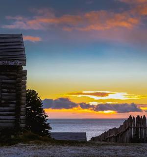 建筑物和海洋旁边的木栅栏