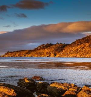 水中岩石遍布的海滩景观
