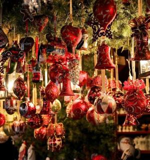 hromada vánočních ozdob visících v obchodě