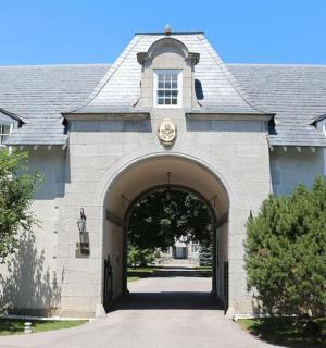 一座前面有拱门的建筑