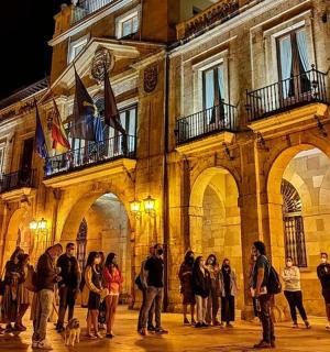 一群人站在一栋建筑物前