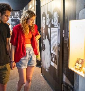 muž a žena procházející se muzeem