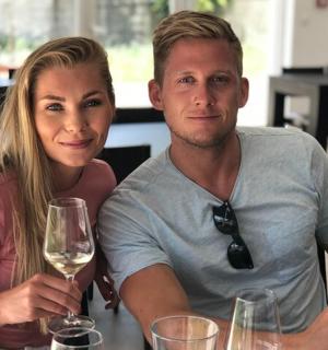 一男一女坐在桌边，手捧酒杯