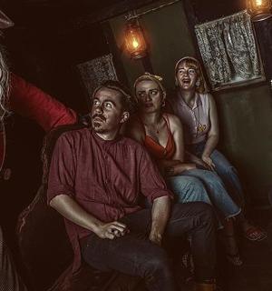 sekumpulan lelaki duduk di dalam bilik