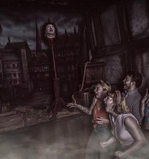 lukisan sekumpulan manusia di kolam renang