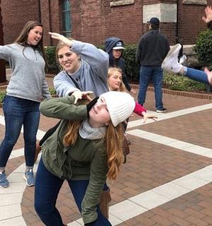 一群人在建筑物前跳舞