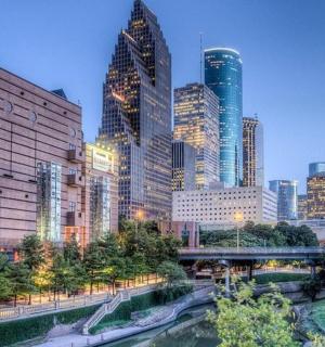 panorama města s vysokými budovami a řekou