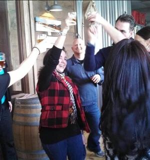 一群人在酒吧里举手