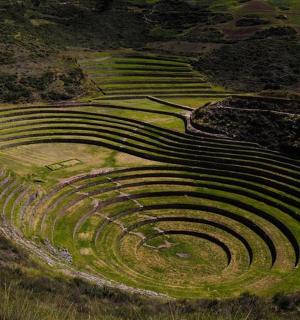 Letecký pohled na amfiteátr na kopci