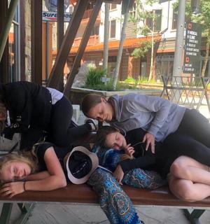 skupina dívek ležících na lavičce