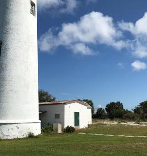 maják v poli s budovou vedle něj