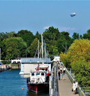 一艘船停靠在码头旁边,上面有人