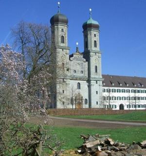 一座有两座塔楼的大楼