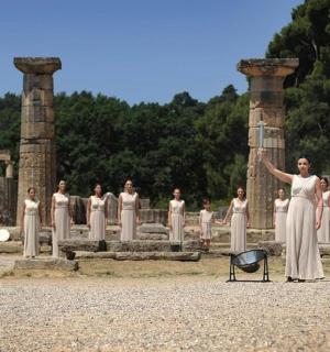 站在一群人面前的女人