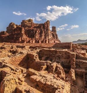 沙漠景色,背景是一座山