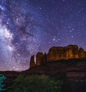 繁星点点的夜晚，银河悬挂在山上