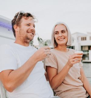 船上一男一女手拿饮料