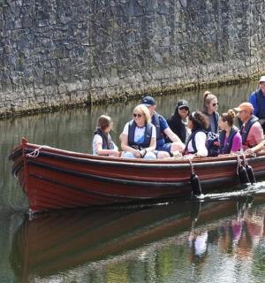 skupina lidí v lodi ve vodě