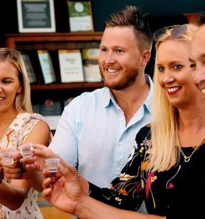 一群人举着酒杯