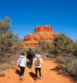 两个人沿着沙漠中的土路行走