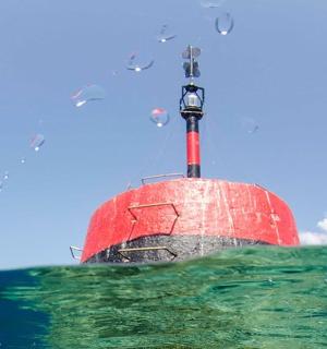 ein rot-weißes Boot im Wasser