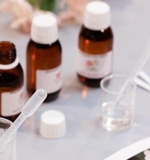 桌子上有三瓶止咳糖浆和一杯