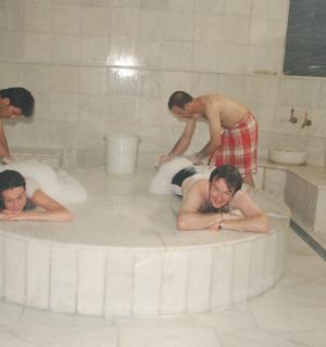 一群男人在浴室的浴缸里