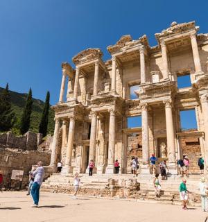 skupina lidí jdoucích před budovou