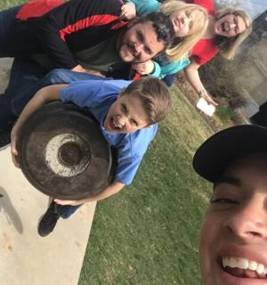 група људи стоји око хидранта