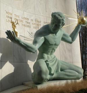 eine Statue eines Mannes, der einen Stern vor einem Gebäude hält