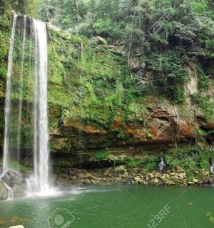 air terjun di tengah-tengah badan air
