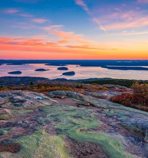 日落时分湖泊的鸟瞰图