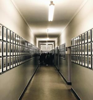 走廊墙上挂满了画