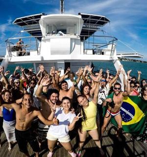 一群人在船上摆姿势拍照