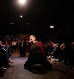 一名女子在人群面前走秀