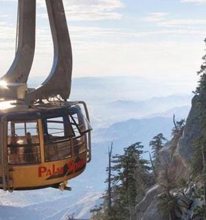 飞越高山的缆车