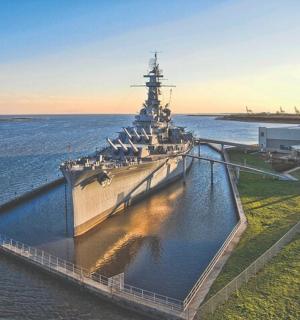 一艘大船漂浮在水面上