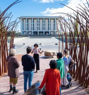 一群人站在木板路上