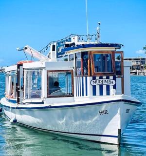 水面上的一艘白色小船