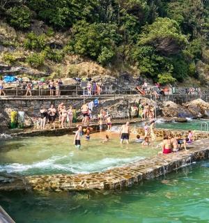 grupa ludzi w wodzie rzeki