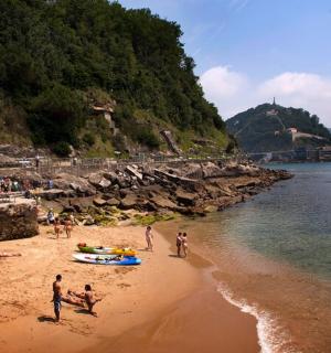 un grup de persones en una platja a prop de l'aigua