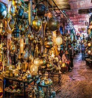 摆满钟表和其他物品的市场