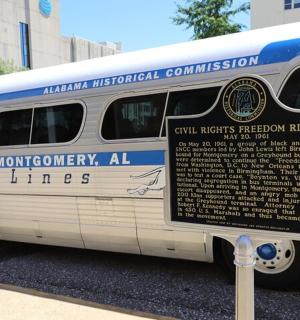 一辆巴士停在路边