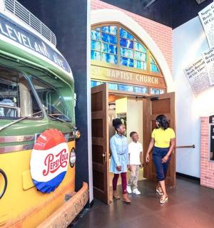 一名妇女和一名儿童站在公交车旁边