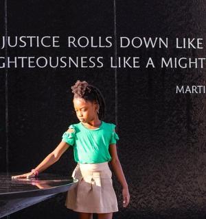 malá holčička stojící na stole s citátem