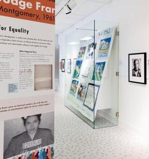 výstava v muzeu s plakáty na zdi