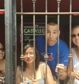 skupina lidí stojící za branou